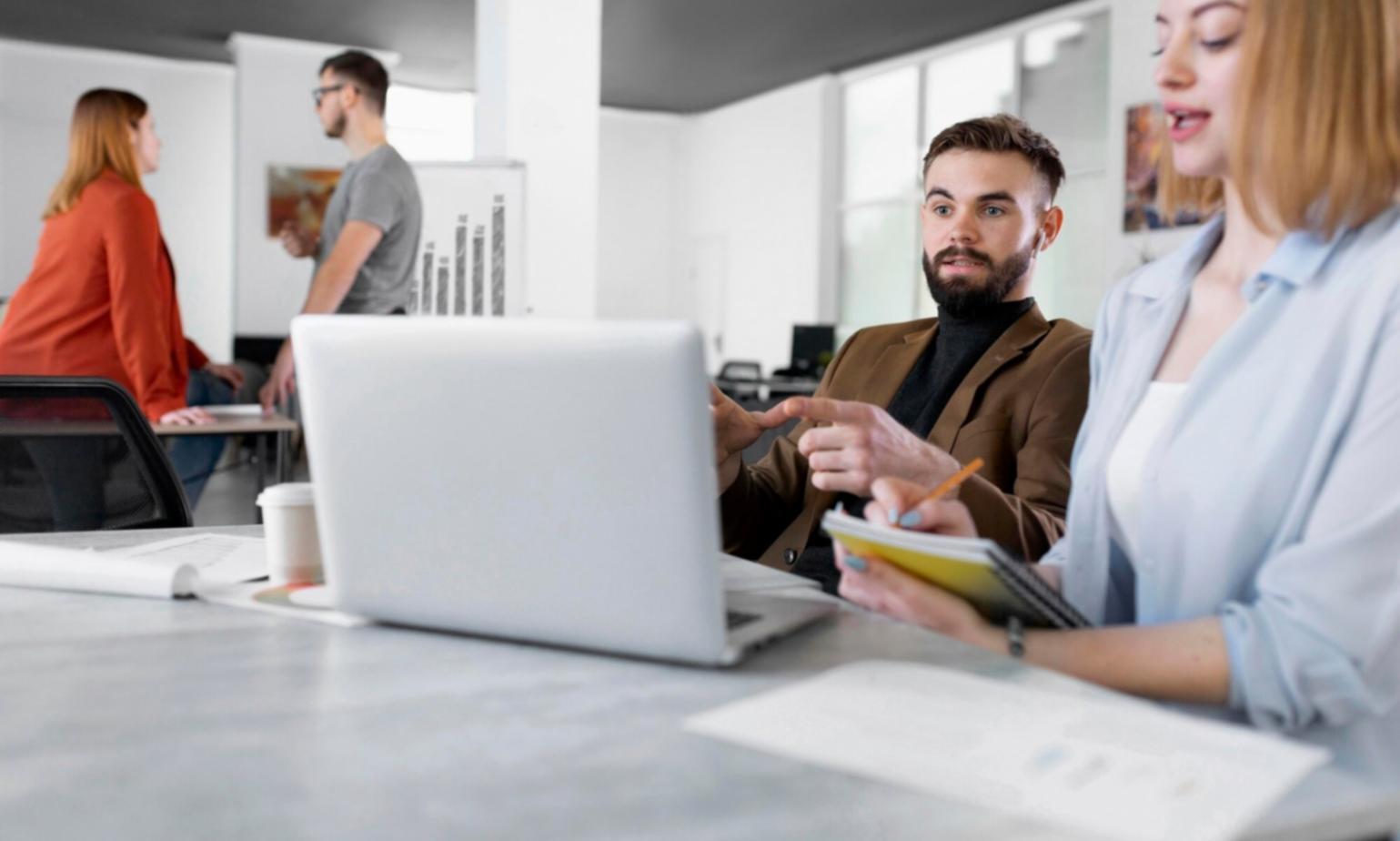 Equipo de expertos trabajando en soluciones de modelado financiero
