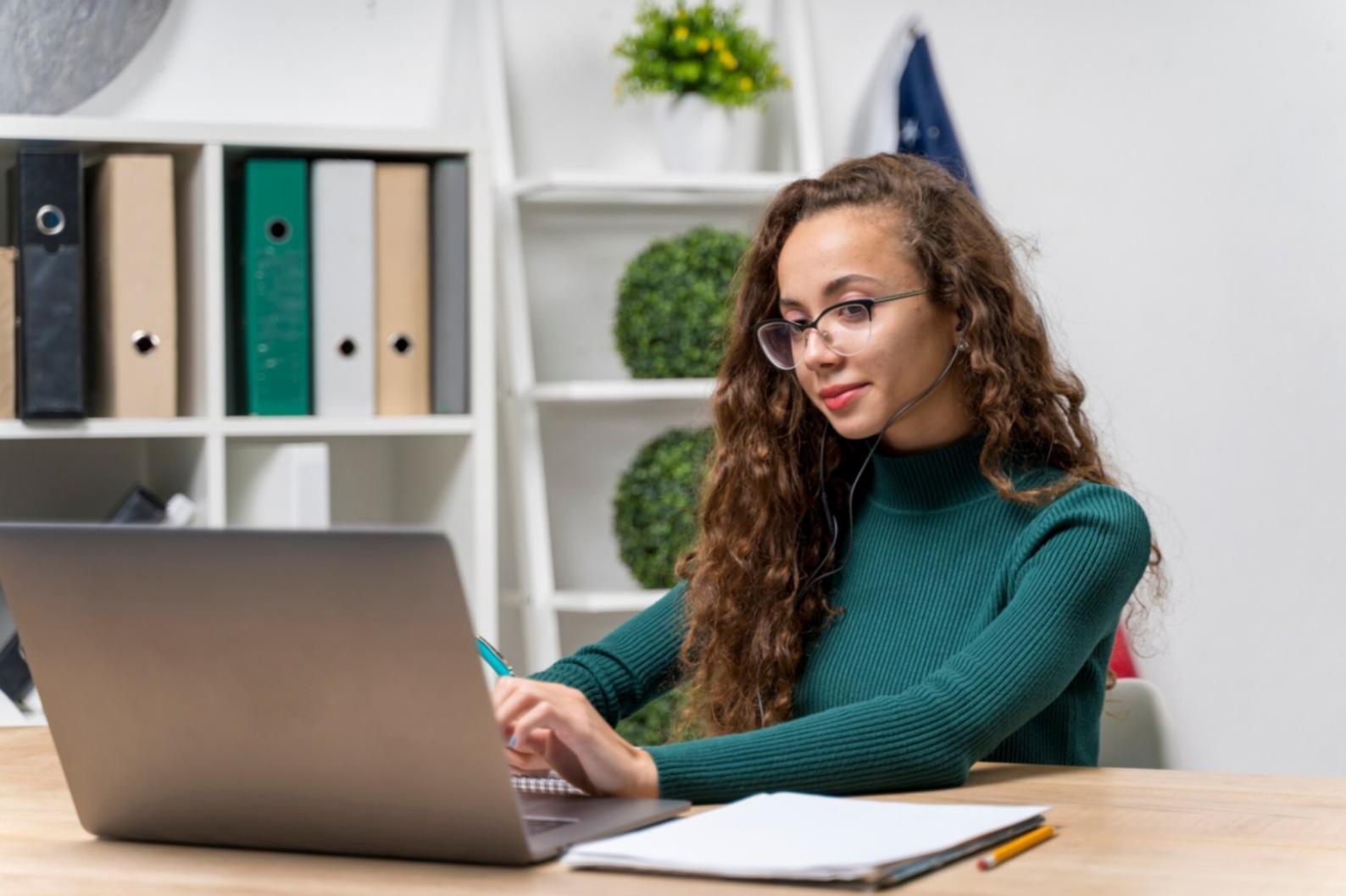 Equipo de oribaneluxa trabajando en análisis financiero